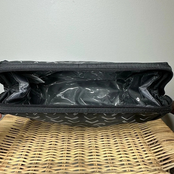 Thirty-One Essentials Beauty Cosmetic Toiletry bag Tip Top Chevron print - Picture 3 of 4